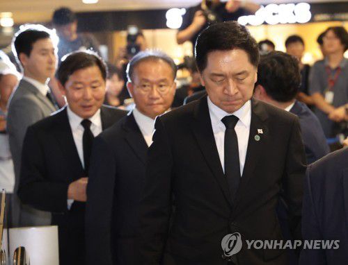 국민의힘 지도부, 윤 대통령 부친 빈소 조문(서울=연합뉴스) 진성철 기자 = 국민의힘 김기현 대표와 윤재옥 원내대표, 이철규 사무총장, 박대출 정책위의장이 15일 오후 서울 서대문구 신촌세브란스병원 장례식장에 마련된 윤석열 대통령의 부친 윤기중 연세대 명예교수의 빈소로 향하고 있다. 2023.8.15 zjin@yna.co.kr