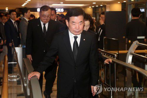 김진표 국회의장, 윤석열 대통령 부친 빈소 조문(서울=연합뉴스) 진성철 기자 = 김진표 국회의장이 15일 오후 서울 서대문구 신촌세브란스병원 장례식장에 마련된 윤석열 대통령의 부친 윤기중 연세대 명예교수의 빈소로 향하고 있다. 2023.8.15 [대통령실통신사진기자단] zjin@yna.co.kr