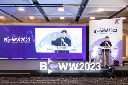 예능 '피지컬:100' 장호기 PD넷플릭스 오리지널 예능 '피지컬:100'을 연출한 장호기 PD(갤럭시코퍼레이션 CCO)가 16일 강남구 코엑스에서 열린 '국제방송영상마켓(BCWW) 2023' 콘퍼런스에서 발표하고 있다. [한국콘텐츠진흥원 제공. 재판매 및 DB 금지]