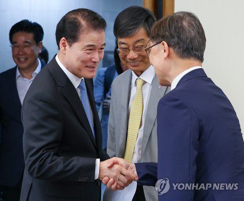 악수하는 김영호 장관과 최재형 의원(서울=연합뉴스) 김성민 기자 = 김영호 통일부 장관(왼쪽)이 16일 오전 서울 중구 프레스센터에서 열린 북한인권정보센터 주최 재중 억류 탈북민 강제송환 반대 세미나에서 국민의힘 최재형 의원과 악수하고 있다. 2023.8.16 ksm7976@yna.co.kr