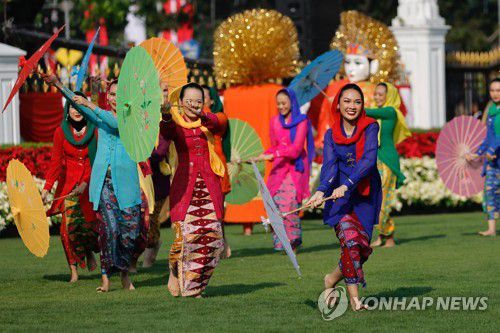 인도네시아 독립기념일(자카르타 로이터=연합뉴스) 17일(현지시간) 인도네시아 자카르타에 있는 대통령궁에서 인도네시아 78주년 독립기념일 행사가 열리고 있다. 2023.8.17. photo@yna.co.kr