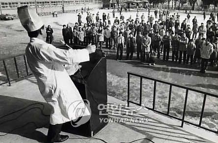 1985년 2월 두건에 상복 차림으로 연설하는 국회의원 후보자[연합뉴스 자료사진]