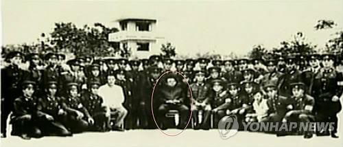 北김정일, 판문점 도끼만행사건 직후 북한 경비병들과 기념촬영(서울=연합뉴스) 북한 김정일(원안) 국방위원장이 '판문점 도끼 만행사건' 발생 다음해인 1977년 7월 판문점을 직접 찾아 도끼사건에 투입됐던 부대원들과 기념사진을 찍으며 격려한 사실이 나중에 확인됐다. 북한 조선중앙TV는 2013년 7월 15일 '도끼사건의 주인공으로 영생하는 전사, 공화국영웅 홍성문'이란 제목의 영상물을 방영하면서 이 같은 사실을 밝혔다. 사진은 당시 노동당 조직 비서를 맡고 있던 김 위원장이 도끼사건 관련 부대 군인들과 기념사진을 찍는 모습. 김정일은 1984년 경계근무 중 전사한 홍성문에게 '공화국영웅' 칭호를 수여하도록 지시하기도 했다. 2013. 7. 16 nkphoto@yna.co.kr