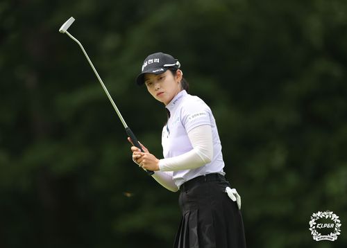 퍼트한 볼을 지켜보는 박도영.[KLPGA 제공. 재판매 및 DB 금지]
