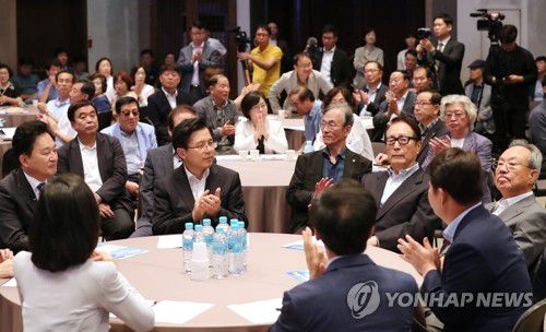 2019년 대한민국 위기 극복 대토론회 참석한 박찬종 변호사(오른쪽 검은테 안경 쓴 사람)[연합뉴스 자료사진]