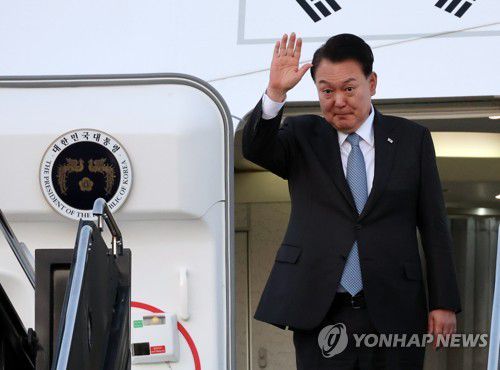 윤석열 대통령, 한미일 정상회의 마치고 미국 출발(워싱턴=연합뉴스) 진성철 기자 = 한미일 정상회의를 마친 윤석열 대통령이 18일(현지시간) 미국 워싱턴DC 인근 덜레스 국제공항에서 귀국길에 오르며 환송객들과 인사하고 있다. 2023.8.19 zjin@yna.co.kr