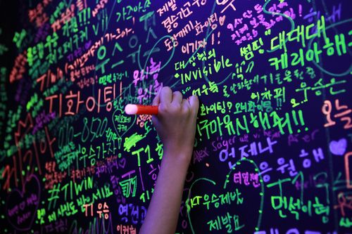 선수들 향해 남기는 응원 메시지    (대전=연합뉴스) 김주환 기자 = 20일 리그 오브 레전드(LoL) 챔피언스 코리아(LCK) 서머 결승전을 앞두고 대전컨벤션센터 제1전시장에서 열린 '팬 페스타' 현장에서 한 관람객이 선수들에게 응원 메시지를 남기고 있다.2023.8.20. jujuk@yna.co.kr