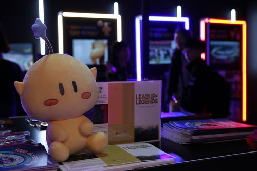 팬 페스타 현장에 놓인 '꿈돌이'    (대전=연합뉴스) 김주환 기자 = 20일 리그 오브 레전드(LoL) 챔피언스 코리아(LCK) 서머 결승전을 앞두고 대전컨벤션센터 제1전시장에서 열린 '팬 페스타' 현장에 대전시의 마스코트 '꿈돌이' 인형이 놓여 있다. 2023.8.20. jujuk@yna.co.kr