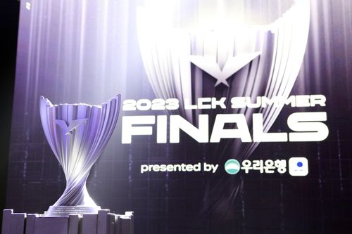 우승 트로피 주인공은?    (대전=연합뉴스) 김주환 기자 = 2023 리그 오브 레전드(LoL) 챔피언스 코리아(LCK) 서머 결승전 장소인 대전 유성구 대전컨벤션센터(DCC) 경기장에 우승 트로피가 놓여 있다. 2023.8.20. jujuk@yna.co.kr
