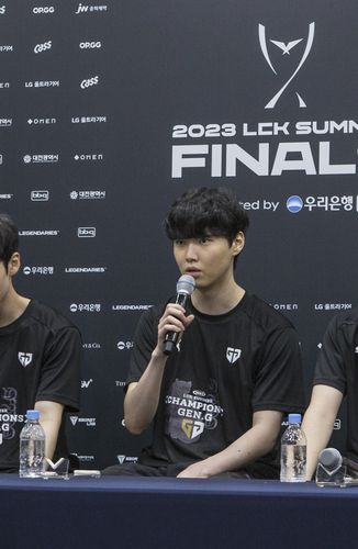 결승전 MVP 선정된 '쵸비' 정지훈    (대전=연합뉴스) 김주환 기자 = 젠지(Gen.G)의 '쵸비' 정지훈이 20일 대전 유성구 대전컨벤션센터에서 열린 2023 LoL 챔피언스 코리아(LCK) 서머 결승전 승리 직후 기자회견에서 질문에 답하고 있다. 2023.8.20 jujuk@yna.co.kr