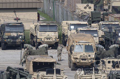 한미연합연습 앞둔 주한미군(동두천=연합뉴스) 임병식 기자 = 한미연합연습을 앞둔 18일 경기도 동두천시의 미군기지에서 견인포와 수송차량 등 주한미군 장비가 대기하고 있다.      한미 군 당국은 오는 21일부터 31일까지 '을지 자유의 방패'(UFS·Ulchi Freedom Shield) 연합연습을 진행한다. 2023.8.18 andphotodo@yna.co.kr