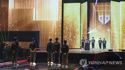 LCK 서머 결승전 개막식(대전=연합뉴스) 김주환 기자 = 20일 대전 유성구 대전컨벤션센터에서 열린 2023 LCK 서머 결승전 개막식에서 T1(무대 아래쪽) 선수들이 걸어 나오는 젠지 선수들을 지켜보고 있다. 2023.8.20 jujuk@yna.co.kr