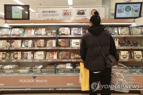 [연합뉴스 자료사진] 사진은 서울 시내 한 대형마트에 밀키트를 고르고 있는 시민. 2022.12.13 jin90@yna.co.kr