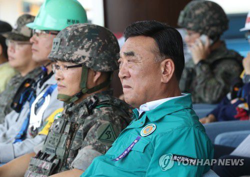 을지연습 참관하는 김두겸 울산시장(울산=연합뉴스) 장지현 기자 = 김두겸 울산시장이 22일 오후 22일 오후 울산 동구 현대미포조선 5안벽에서 열린 을지연습 해양테러 대응 훈련을 참관하고 있다. 2023.8.22 jjang23@yna.co.kr