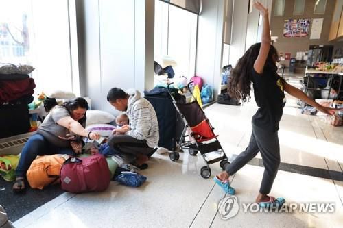 시카고 경찰서를 임시 거처 삼아 생활하는 중남미 출신 불법입국자들[AFP 연합뉴스 자료사진]