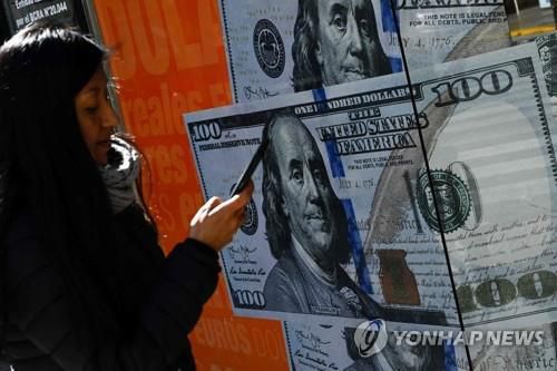달러 이미지 옆을 지나가는 아르헨티나의 한 행인[AFP 연합뉴스 자료사진]