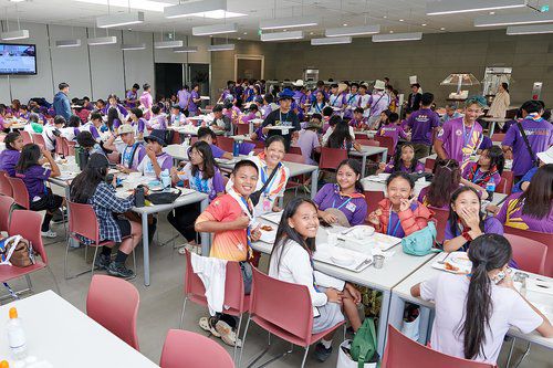 대웅, 필리핀 잼버리 참가자 240명에게 경기 용인 연수원 개방(서울=연합뉴스) 대웅그룹이 태풍 '카눈'의 북상으로 조기 철수를 결정한 '2023 새만금 세계스카우트 잼버리' 참가자에게 경기 용인에 있는 인적자원개발 연수시설인 대웅경영개발원을 전면 개방해 숙식과 편의시설을 지원한다고 9일 밝혔다. 사진은 필리핀에서 온 잼버리 참가자들이 경기 용인 소재 대웅경영개발원에서 식사하고 있는 모습. 2023.8.9 [대웅그룹 제공. 재판매 및 DB 금지] photo@yna.co.kr