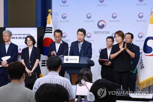 이주호 부총리, 교권회복 및 보호 강화 방안 발표(서울=연합뉴스) 홍해인 기자 = 이주호 사회부총리 겸 교육부 장관이 23일 정부서울청사 별관에서 교권 회복 및 보호 강화 종합 방안을 발표하고 있다. 2023.8.23 hihong@yna.co.kr