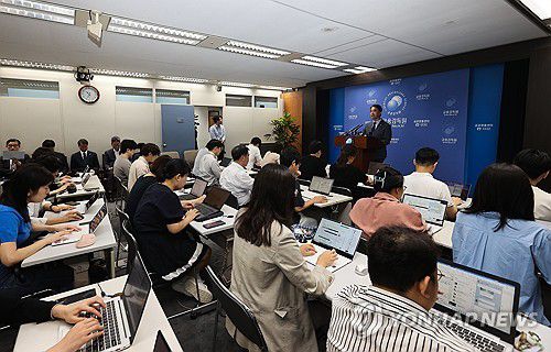 '라임 사태' 새 국면…국회의원 특혜성 환매·횡령 등 추가 적발(서울=연합뉴스) 류효림 기자 = 함용일 금융감독원 자본시장회계담당 부원장이 24일 서울 여의도 금융감독원에서 라임·옵티머스·디스커버리펀드 등 주요 투자자 피해 운용사에 대한 추가 검사 결과와 관련해 브리핑하고 있다. 2023.8.24 ryousanta@yna.co.kr