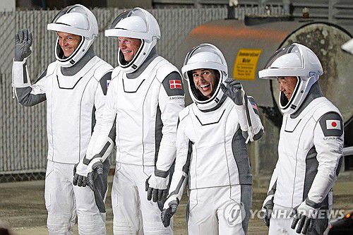 스페이스X 유인 우주선 탑승한 4개국 우주비행사들[AFP=연합뉴스. 재판매 및 DB 금지] 왼쪽부터 러시아인 콘스탄틴 보리소프, 유럽우주국(ESA) 소속 덴마크인 안드레아스 모겐센, 이란계 미국인 여성 재스민 모그벨리, 일본 우주항공연구개발기구(JAXA) 소속 후루카와 사토시.