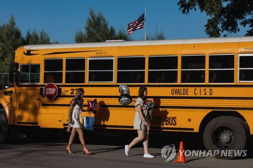 총격사건이 일어난 텍사스 한 학교의 스쿨버스[AFP 연합뉴스]