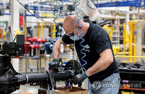 2020년 5월 미국의 한 노동자가 마스크를 쓰고 있는 모습[로이터 연합뉴스 자료사진. 재판매 및 DB 금지]