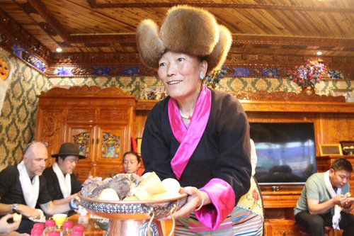 음식 건네는 티베트족 노인(라싸[티베트]=연합뉴스) 한종구 특파원 = 지난 6월18일 중국 티베트 산난시의 한 체험 마을에서 티베트족 노인이 손님들에게 음식을 건네고 있다. 2023.8.28 jkhan@yna.co.kr