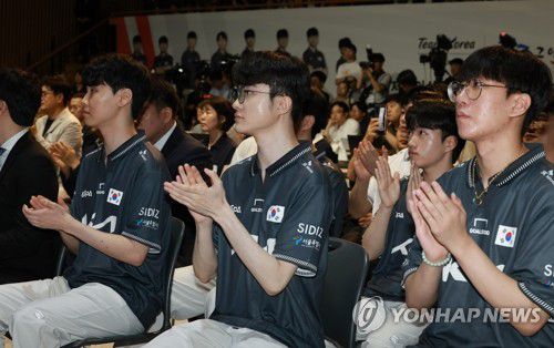 항저우 AG e스포츠 대표팀 출정식(서울=연합뉴스) 홍해인 기자 = 세계적 프로게이머 '페이커' 이상혁(가운데)이 28일 서울시청 다목적홀에서 열린 2022 항저우 아시안게임(AG) e스포츠 국가대표팀 출정식에서 박수치고 있다. 2023.8.28 hihong@yna.co.kr