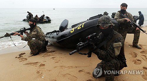 특전사 연합 해상침투 훈련(서울=연합뉴스) 지난 28일 강원도 양양군 해상침투전술훈련장에서 'UFS/TIGER' 일환 특전사 연합 해상침투 훈련이 진행된 가운데 육군특수전사령부, 주한미특수작전사령부 장병들이 침투 작전 훈련을 하고 있다. 2023.8.29 [사진공동취재단] photo@yna.co.kr