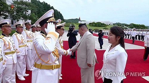 김정은 딸 '주애'에게 거수경례하는 북한 김명식 해군사령관(서울=연합뉴스) 김정은 북한 국무위원장이 딸 주애와 함께지난 27일 북한 해군절(8.28)을 맞아 해군사령부를 방문해 장병들을 축하 격려했다고 조선중앙TV가 29일 보도했다. 김명식 해군사령관이 김정은 딸 '주애'에게 거수경례하고 있다. [조선중앙TV 화면] 2023.8.29      [국내에서만 사용가능. 재배포 금지. For Use Only in the Republic of Korea. No Redistribution] nkphoto@yna.co.kr