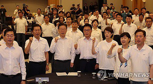 구호 외치는 민주당(원주=연합뉴스) 한상균 기자 = 29일 강원도 원주 오크밸리에서 열린 더불어민주당 국회의원 워크숍에서 이재명 대표와 박광온 원내대표 등이 현안 관련 결의문 발표 후 구호를 외치하고 있다. 2023.8.29 xyz@yna.co.kr