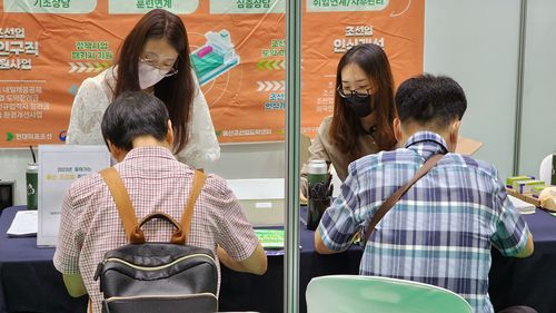 조선업 박람회 참가 접수하는 구직자들[촬영 장지현]