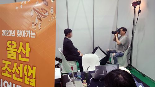 증명사진 찍는 청년 구직자[촬영 장지현]