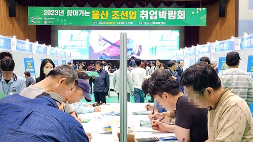 이력서 작성하는 구직자들[촬영 장지현]