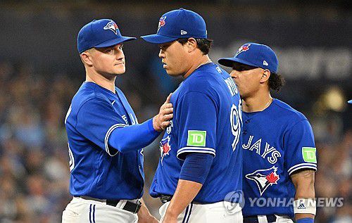 류현진(가운데)과 주전 3루수 맷 챔프(왼쪽)[USA투데이=연합뉴스]