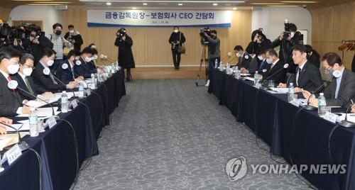 금감원장, 보험사 CEO들과 간담회(서울=연합뉴스) 한상균 기자 = 이복현 금감원장과 보험회사 대표들이 26일 종로구 생명보험교육문화센터에서 간담회를 하고 있다. 2023.1.26 xyz@yna.co.kr