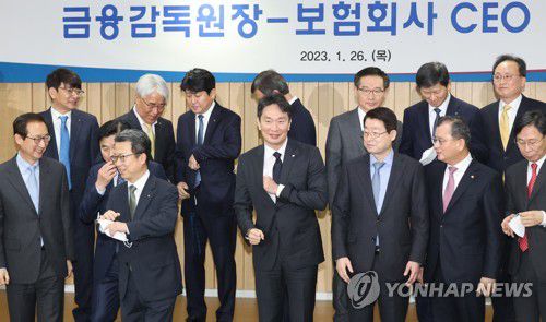 금감원장과 보험사 경영자들(서울=연합뉴스) 한상균 기자 = 이복현 금감원장과 보험회사 대표들이 지난 1월 26일 종로구 생명보험교육문화센터에서 기념촬영 후 간담회 자리로 이동하고 있다. 2023.1.26 xyz@yna.co.kr
