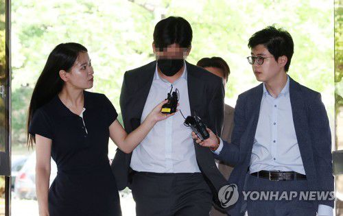 안산 그리너스FC '금품 제공 의혹' 에이전트 영장심사7월 26일 오전 안산 그리너스FC(안산FC) 대표에게 선수 2명을 입단시켜 달라는 청탁과 함께 프로구단 코치 등에게 돈을 제공한 혐의를 받는 에이전트 최모 씨가 구속 전 피의자 심문(영장실질심사)을 위해 서초구 서울중앙지방법원으로 들어서고 있다. [연합뉴스 자료사진]