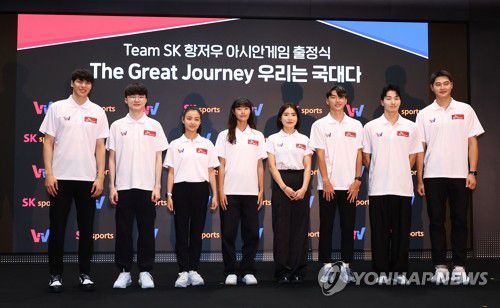 '우리가 항저우 아시안게임 국가대표'(서울=연합뉴스) 서대연 기자 = 30일 오후 서울 중구 SKT 본사 수펙스홀에서 열린 'SK텔레콤 후원 종목 2022 항저우 아시안게임 국가대표 출정식'에서 선수들이 기념사진을 찍고 있다     왼쪽부터 김선형(농구), 이상혁(e스포츠), 손지인(리듬체조), 조현주(스케이트보드), 송세라(펜싱), 최진우(높이뛰기), 김헌우(브레이킹), 오상욱(펜싱). 2023.8.30 dwise@yna.co.kr