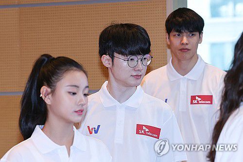 SKT 아시안게임 국가대표 출정식(서울=연합뉴스) 서대연 기자 = e스포츠 페이커(Faker) 이상혁(가운데), 농구 김선형(오른쪽), 리듬체조 손지인이 30일 오후 서울 중구 SKT 본사 수펙스홀에서 열린 'SK텔레콤 후원 종목 2022 항저우 아시안게임 국가대표 출정식'에 참석하고 있다. 2023.8.30 dwise@yna.co.kr