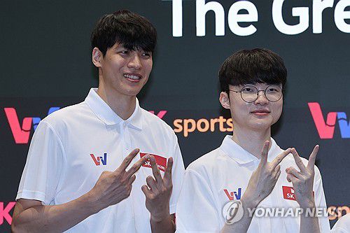김선형-페이커 'AG 승리를 위해'(서울=연합뉴스) 서대연 기자 = 농구 김선형(왼쪽)과 e스포츠 페이커(Faker) 이상혁이 30일 오후 서울 중구 SKT 본사 수펙스홀에서 열린 'SK텔레콤 후원 종목 2022 항저우 아시안게임 국가대표 출정식'에 참석해 기념사진을 찍고 있다. 2023.8.30 dwise@yna.co.kr