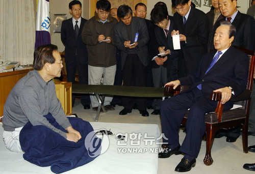 김영삼 전 대통령이 2003년 12월 3일 오후 한나라당사에서 8일째 단식논성중인 최병렬 대표를 방문, 격려해주고 있다 [연합뉴스 자료사진]