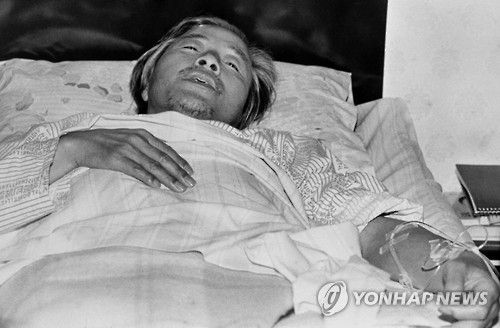 목숨 건 단식투쟁하는 김영삼(서울=연합뉴스) 1983년 5월, 23일 간 목숨을 건 단식투쟁을 하던 김영삼 전대통령의 모습. << 연합뉴스 DB >> dohh@yna.co.kr