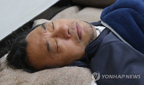 2016년 10월 2일 당시 단식 중이던 새누리당 이정현 대표가 국회 당 대표실에서 누워 있다. [연합뉴스 자료사진]