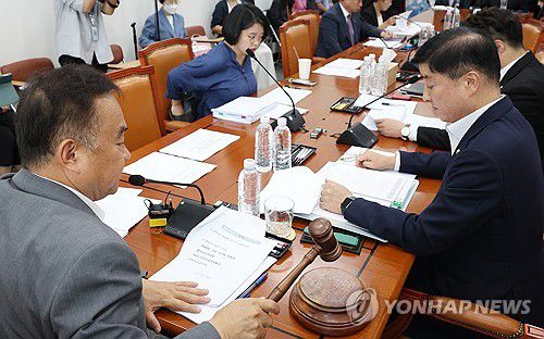 행정안전위원회 안건조정위원회(서울=연합뉴스) 신준희 기자 = 29일 국회에서 열린 행정안전위원회 안건조정위원회 회의에서 위원장을 맡은 송재호 의원이 의사봉을 두드리고 있다. 2023.8.29 hama@yna.co.kr