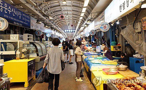 일본 오염수 방류 일주일째, 시장은?(제주=연합뉴스) 백나용 기자 = 31일 오전 제주시 동문수산시장을 찾은 손님들이 갈치와 옥돔 등 수산물을 보고 있다. 2023.8.31 dragon.me@yna.co.kr