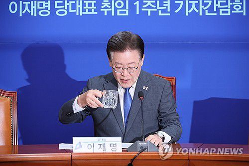 목 축이는 이재명(서울=연합뉴스) 이정훈 기자 = 더불어민주당 이재명 대표가 31일 국회에서 열린 당 대표 취임 1주년 기자간담회에서 물을 마시고 있다. 2023.8.31 uwg806@yna.co.kr