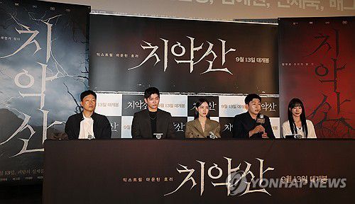 '제목 논란' 영화 치악산 기자간담회(서울=연합뉴스) 이재희 기자 = 31일 오후 서울 광진구 롯데시네마 건대입구점에서 열린 공포 영화 '치악산' 시사간담회에 김선웅 감독 및 출연진이 참석하고 있다.  원주시는 이미지 훼손 등을 이유로 영화 상영금지 가처분 신청과 손해배상 청구 소송을 제기할 방침이라고 밝혔다. 2023.8.31 scape@yna.co.kr