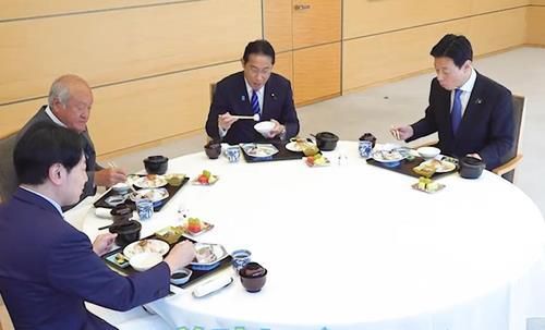 후쿠시마산 생선 먹는 기시다 후미오(오른쪽에서 두 번째) 일본 총리[기시다 총리 페이스북 영상 캡처, DB화 및 재배포 금지]
