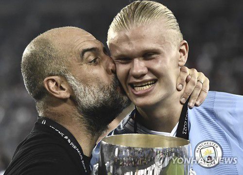 페프 과르디올라 감독의 키스를 받은 엘링 홀란[AFP=연합뉴스]